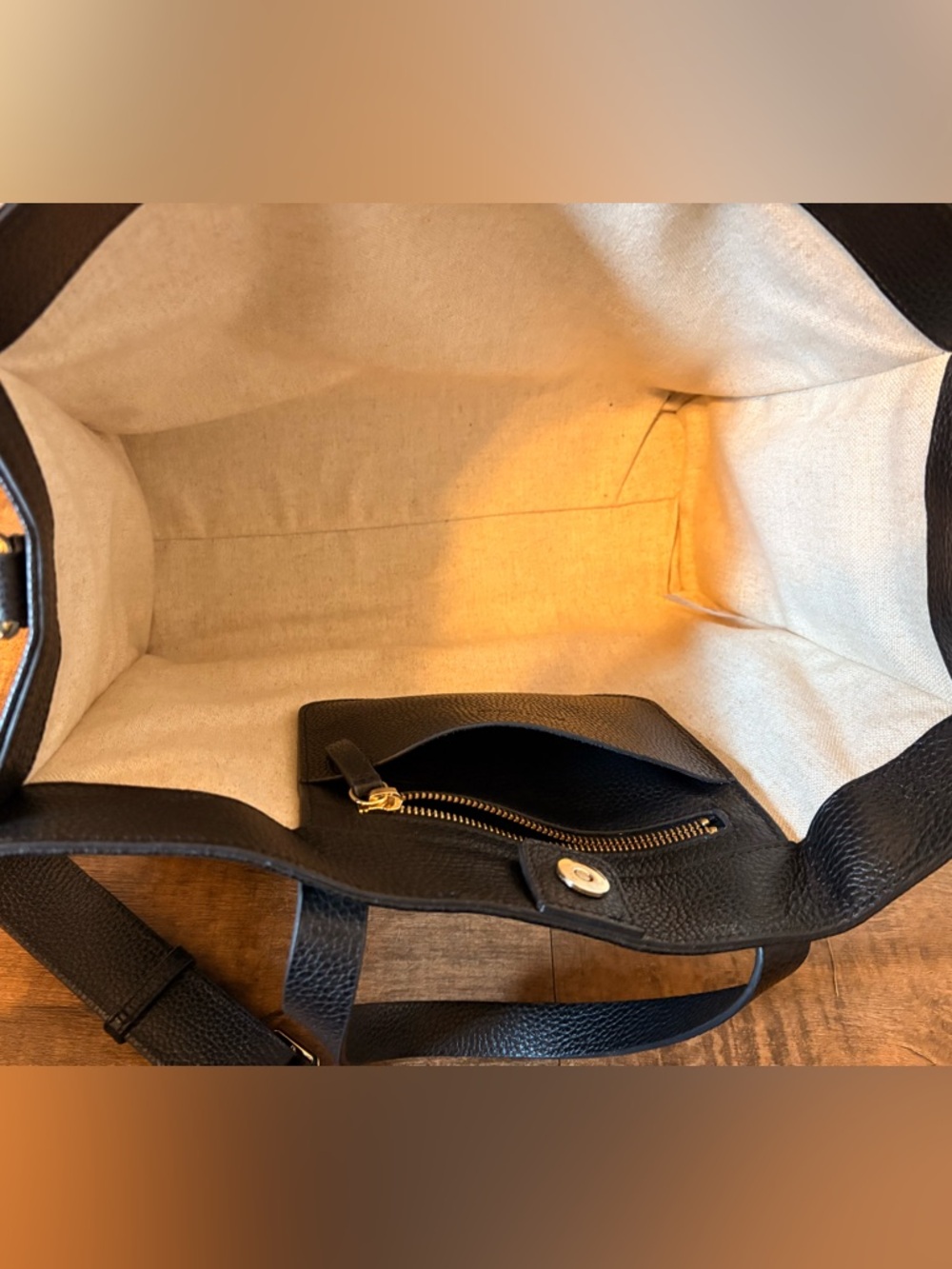 MARK & GRAHAM | Essential Leather Tote in Black with Gold Hardware - Picture 4 of 9
